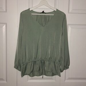 💛 L 💛 NWT Peplum Blouse Satiny Finish Vneck Billowing​